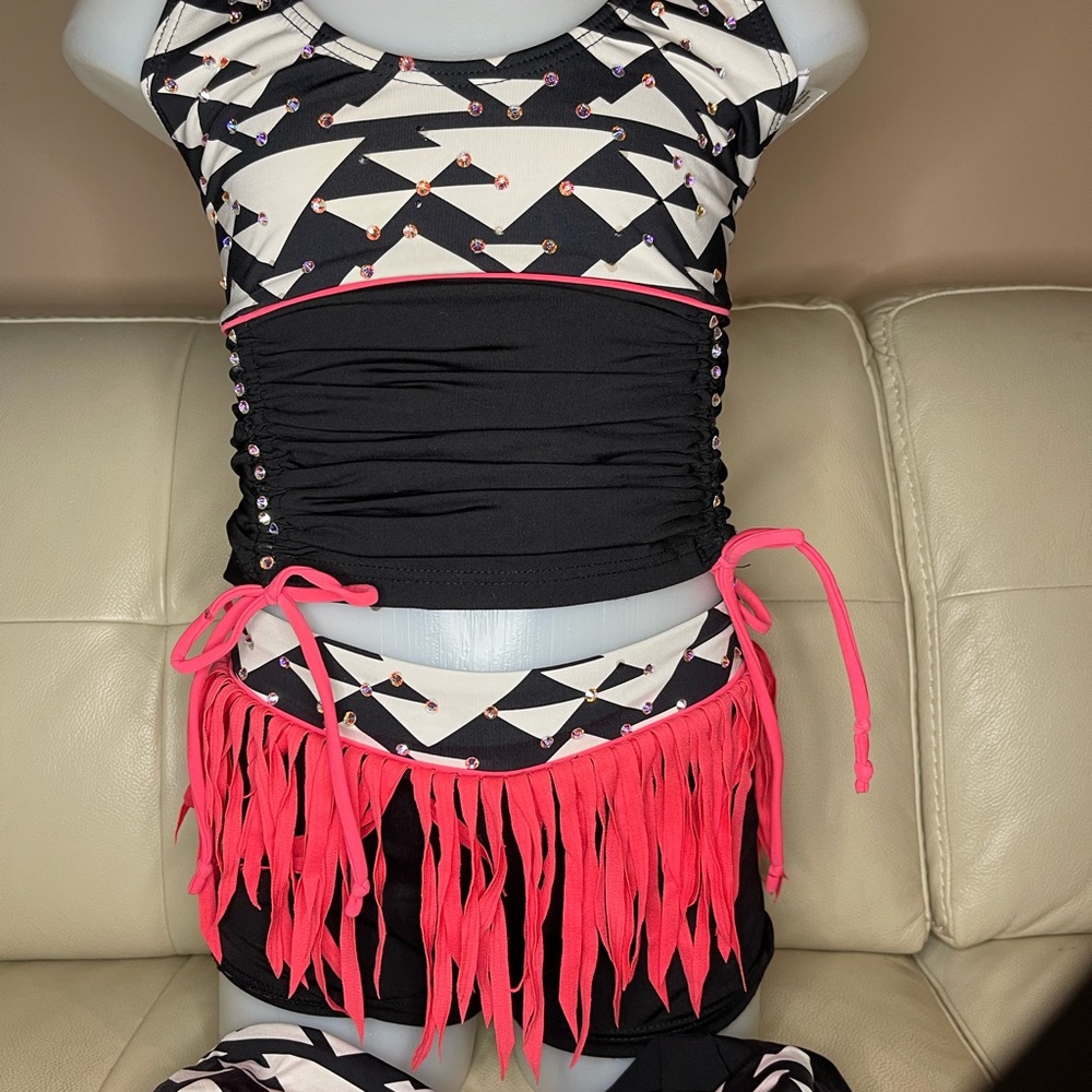 3 piece.  Top shorts and leggings